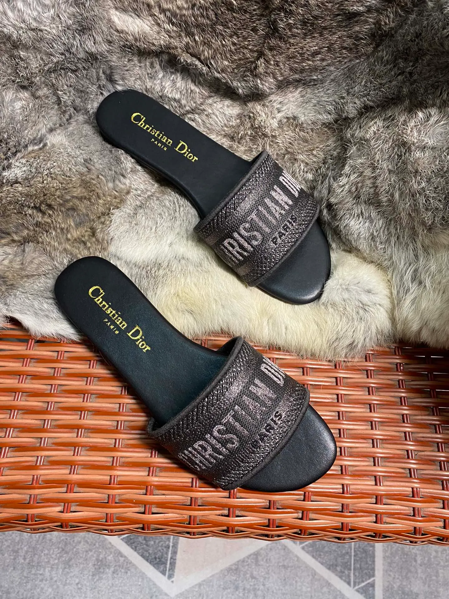 P360👟👟 Women's Shoe Factory Dior Dior West Coast Hawaiian Style, Logo Woven Canvas Slippers®️Classic and High-Quality Beauty Works The Hottest Spring and Summer Series at the Counter, Combining Temperament, Fashion, Classic and Enduring Design Style 😌The on-foot effect is particularly beautiful〰️ ⚠️ •Upper: original customized canvas computer embroidered Logo •Inner/foot pads: original customized sheepskin lining, sheepskin pad •Size:35-43